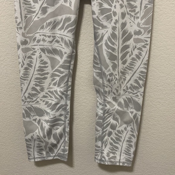 Alo Yoga Palm Springs airbrushed white leggings leaves stripes women's medium - Picture 9 of 11
